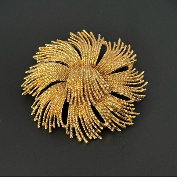Vintage Monet Gold Tone Cordelia Brooch